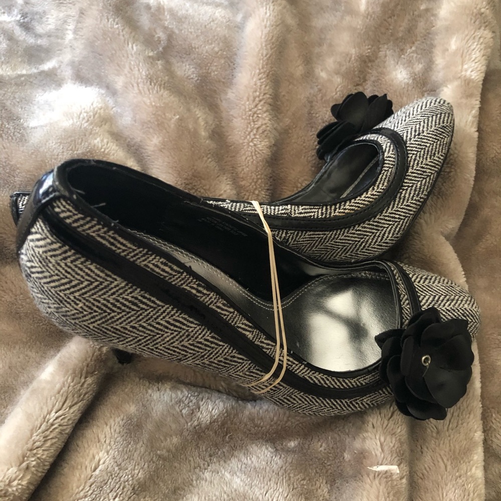 White Hpuse Black Market Heels Black and White 8M